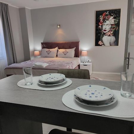 Flora Apartment Surčin Εξωτερικό φωτογραφία